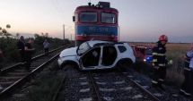 Stire din Eveniment : O mașină a fost lovită de un tren. Victimele din autoturism, extrase în stare de inconștiență