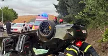 Stire din Eveniment : Mașină scăpată de sub control, răsturnată pe carosabil. Patru victime în urma accidentului
