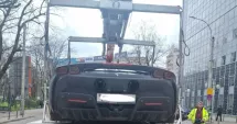 Stire din Eveniment : Ferrari de un milion de euro ridicat de pe linia de tramvai. Ce amendă a plătit proprietarul
