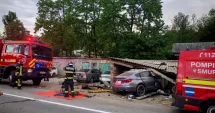 Stire din Eveniment : Accident violent surprins de camere. O mașină a rupt un gard și a fost proiectată într-un garaj