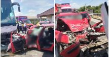 Stire din Eveniment : Maşină strivită de un autocar. Doar un copil de șase ani a scăpat cu viaţă din autoturism