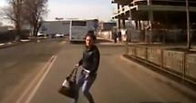 Stire din Eveniment : SCENE ÎNFIORĂTOARE! Cum a încercat o tânără să obțină bani de la un șofer care circula regulamentar