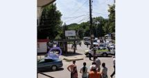 Stire din Eveniment : Un șofer a intrat cu mașina în mulțime, în stația de autobuz. Un bărbat a murit și o femeie și copilul ei, răniți