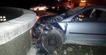 Stire din Eveniment : Mașină făcută praf,  după un impact cu parapetul