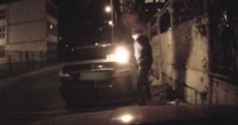 Stire din Eveniment : Scene șocante! Atac cu toporul și o mașină incendiată, după ce l-a supărat vecina