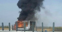 Stire din Eveniment : Camion în flăcări pe autostradă. Circulația a fost oprită