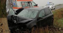 Stire din Eveniment : Accident rutier grav! O femeie s-a izbit cu mașina în copac!