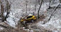 Stire din Eveniment : Mașină prăbușită într-o râpă și cinci răniți după un accident rutier