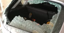 Stire din Eveniment : Atac violent asupra mașinilor. Indivizii au folosit răngi și pietre pentru distrugeri