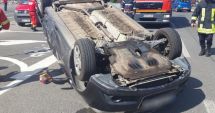 Stire din Eveniment : Accident în parcarea unui supermarket. O mașină, răsturnată