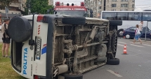 Stire din Eveniment : MAȘINĂ DE POLIȚIE RĂTURNATĂ ÎN TRAFIC. O șoferiță nu i-a acordat prioritate