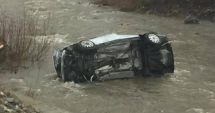 Stire din Eveniment : Mașină răsturnată în albia râului, pe DN 1. Un bărbat a murit
