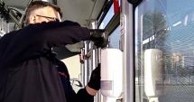 Stire din Social : Autobuzele au fost dotate cu dispensere ce conțin substanțe dezinfectante