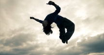 Stire din Eveniment : ȘOCANT. Unul din cei mai buni practicanți de parkour din România a murit călcat de tren. Avea doar 20 de ani.