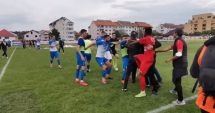 Stire din Eveniment : Meci de fotbal transformat în partidă de box. O fată de 14 ani a fost lovită de un părinte, în faţa tuturor