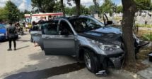 Stire din Eveniment : Două mașini s-au ciocnit violent într-un cimitir! Trei victime au avut nevoie de îngrijiri medicale