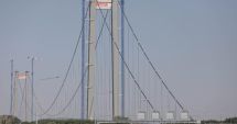 Alertă la noul pod de la Brăila: Un bărbat amenință că se aruncă în Dunăre, traficul a fost blocat