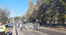 Stire din Eveniment : Un şofer a accidentat două femei aflate pe trecere, iar apoi s-a răsturnat cu mașina
