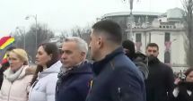 Stire din Actualitate : Călin Georgescu, pe scenă în Piața Victoriei: 'Eu nu contez, dar voi contați pentru România'