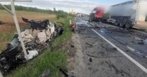 Stire din Eveniment : Accident mortal între o betonieră și un autoturism. Două persoane și-au pierdut viața