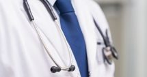 Stire din Eveniment : Doi medici, soț și soție, condamnați pentru luare de mită. Au primit bani, băuturi alcoolice și alimente