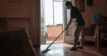 Stire din Eveniment : Și-a filmat menajera și a rămas fără cuvinte. Femeia este acuzată că a furat zeci de mii de lei
