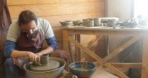Stire din Cultură-Educație : Demonstraţii ale meșterilor olari, în faţa Muzeului de Artă Populară