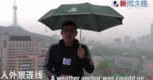 Stire din Actualitate : Reporter lovit de fulger, în timp ce transmitea informații despre starea vremii
