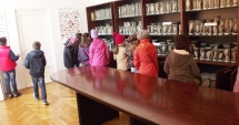 Stire din Social : Micii cercetători,  în vizită  la Institutul "Grigore Antipa"