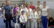 Stire din Sport : Micii karatiști constănțeni au cucerit 10 medalii la Cupa Karate Chitila