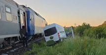 Stire din Eveniment : Un microbuz plin cu pasageri a fost lovit de un tren