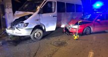 Stire din Eveniment : Microbuz implicat într-un accident. Cinci persoane au fost rănite!
