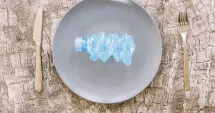 Stire din Sănătate : Microplasticele din alimentație, pericol invizibil în farfuria noastră