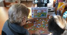 Micuții din centrele de plasament petrec timp valoros cu bunicii