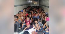 Aproape 150 de migranți, inclusiv copii, salvați dintr-o dubă abandonată în caniculă, pe autostradă