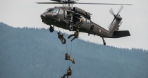 Stire din Eveniment : Antrenamente militare cu elicopterele Black Hawk, la baza Kogălniceanu