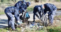 Stire din Eveniment : Militarii Forţelor Navale, în „misiune” pe plaja din Mangalia