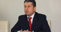 Stire din Politică-Administrație : Mini-parcul  din fața Bibliotecii  "I.N. Roman" a intrat în administrarea Primăriei