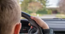 Stire din Eveniment : Un minor de 12 ani ar fi furat mașina familiei și ar fi condus pe drumurile din localitate