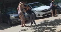 Stire din Eveniment : Polițiștii s-au autosesizat după apariția unor imagini în care o femeie agresează o minoră