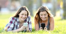 Stire din Sănătate : Orele petrecute în faţa ecranului telefoanelor vă expun riscului de a face miopie