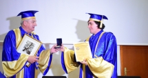 Stire din Cultură-Educație : Marele scriitor Mircea Cărtărescu a primit titlul de Doctor Honoris Causa al Universității "Ovidius"