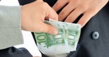 Stire din Eveniment : Flagrant! 600 de euro și un telefon Iphone mită pentru doi polițiști!