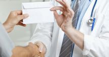 Stire din Eveniment : Medic, reținut pentru că ar fi luat de 131 de ori mită