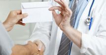 Stire din Eveniment : Medic trimis în judecată, după ce i-ar fi cerut bani unei paciente, pentru a o opera
