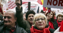 Stire din Politică-Administrație : 6.000 de oameni,  la mitingul de la Târgoviște