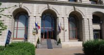 Stire din Eveniment : Bătrân ridicat de jandarmi, după ce a spart geamul Ministerului Justiției cu o piatră
