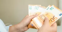 Stire din Eveniment : Directoare de școală prinsă în flagrant în timp ce primea 10.000 de lei. Iată ce a decis instanța