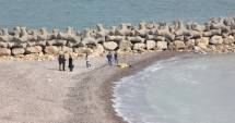 Stire din Eveniment : PANICĂ PE LITORAL! CADAVRE DESCOPERITE PE PLAJĂ!