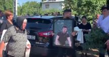 Stire din Actualitate : Momente dramatice la căpătâiul tânărului mort în Grecia. Familia l-a condus, astăzi, pe ultimul drum